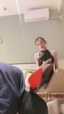 【秋秋】头顶鞋子/多双脏鞋子闻舔/耳光抽_绳艺库视频下载