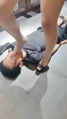 图片[4]_【魔鬼天使】爆踩脖子/深喉/脚耳光_绳艺库视频下载