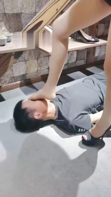 【魔鬼天使】爆踩脖子/深喉/脚耳光_绳艺库视频下载