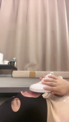 图片[8]_【汐月】闻舔小白鞋/白袜/裸足_绳艺库视频下载