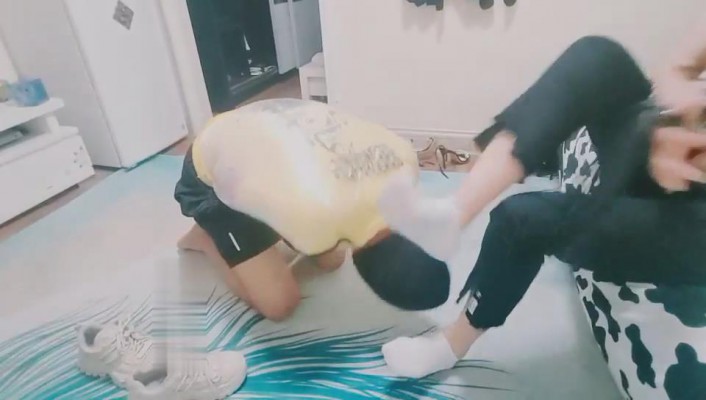 图片[6]_【萤火大人】保鲜膜捆绑/白袜塞嘴/鞭打踢踹/踩脖掐脖窒息_绳艺库视频下载