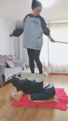 图片[8]_【西安冰爷】小白鞋踢踹踩/掐乳/揪耳朵/闻原味jio_绳艺库视频下载