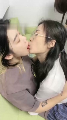 图片[4]_【橙宝】姐妹相互虐-奴下奴-白袜塞嘴/喂圣水/舔脏鞋/骑马/耳光_绳艺库视频下载