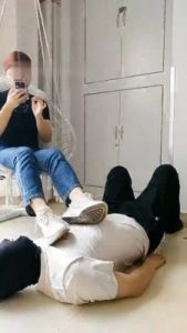 【东营青青】冰丝船袜踩/吃口水烟灰/踩脖窒息/踢踹_绳艺库视频下载