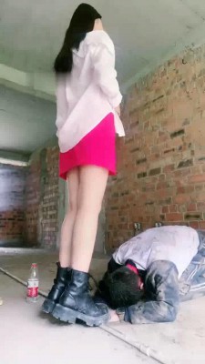 图片[6]_当前位置： 首页直播视频正文 【宸宸】双S-户外工地处刑-踩踏踢踹/舔泥土棒棒糖/钢管压手碾踩_绳艺库视频下载