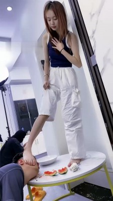 图片[7]_【麋鹿银儿】闻舔高帮匡威原味白袜/踩踏喂食_绳艺库视频下载