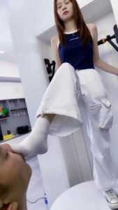 【麋鹿银儿】闻舔高帮匡威原味白袜/踩踏喂食_绳艺库视频下载