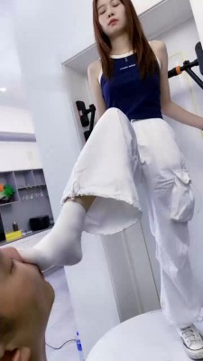 【麋鹿银儿】闻舔高帮匡威原味白袜/踩踏喂食_绳艺库视频下载