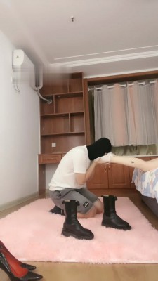 图片[4]_【不期而遇】皮靴踢踹/艺术提档/闻靴子里气味/喝圣水_绳艺库视频下载