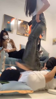 图片[8]_【精神小妹】3素人学生主-深夜裸足踩狗_绳艺库视频下载