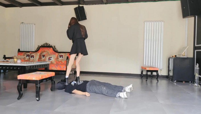 图片[2]_【苏西】马丁鞋虐废狗-踩踏/坐垫碾头/跺狗爪_绳艺库视频下载