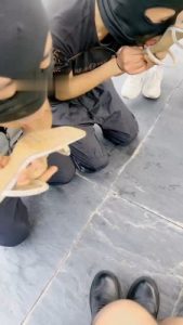 【沅芷大人】群调圈养-户外双奴公开舔脏鞋【双视角版】_绳艺库视频下载