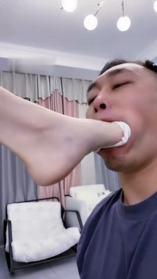 图片[3]_【麋鹿银儿】闻舔高帮匡威原味白袜/踩踏喂食_绳艺库视频下载