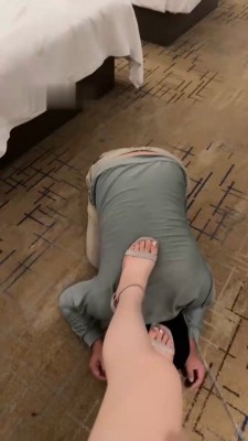 图片[7]_【琳儿】高跟踩踏/闻舔多双脏鞋/骑狗背_绳艺库视频下载