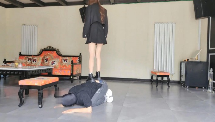 图片[4]_【苏西】马丁鞋虐废狗-踩踏/坐垫碾头/跺狗爪_绳艺库视频下载