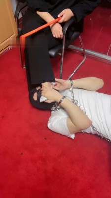 图片[5]_【亿姐】铁链捆绑多女王虐打踢踹/喝圣水【完整版】_绳艺库视频下载