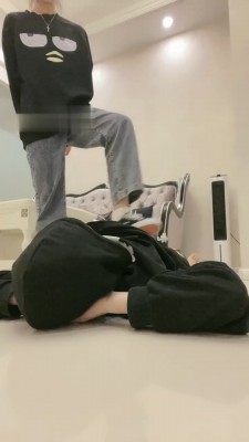 图片[2]_【萱萱子】帆布鞋原味白袜踩踏/闻舔_绳艺库视频下载