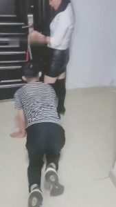 【冰爷】长靴S-楼梯间遛狗/清理脏鞋/品尝玉足_绳艺库视频下载