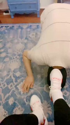 【赛琳娜】高跟小白鞋全体重踩踏/耳光_绳艺库视频下载