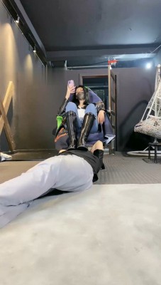 【冰诺】长靴高跟全体重踩地毯狗_绳艺库视频下载