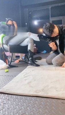 图片[2]_【冰诺】私人影院黑靴白袜虐脚垫【下】_绳艺库视频下载