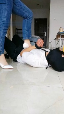 图片[5]_【东营青青】冰丝船袜踩/吃口水烟灰/踩脖窒息/踢踹_绳艺库视频下载