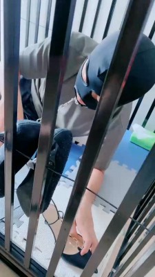 图片[7]_【缘彼大大】鞋绑狗嘴/洗脚水+口水/转胯/脚喂酸奶/狗笼舔脚_绳艺库视频下载