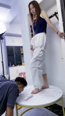 图片[5]_【麋鹿银儿】闻舔高帮匡威原味白袜/踩踏喂食_绳艺库视频下载