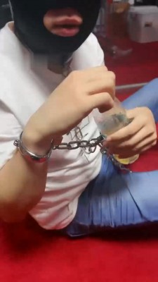 【亿姐】铁链捆绑多女王虐打踢踹/喝圣水【完整版】_绳艺库视频下载