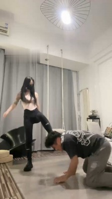 【伊楠】车模女神艺术踢踹贱奴【完整版】_绳艺库视频下载