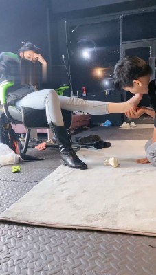 图片[3]_【冰诺】私人影院黑靴白袜虐脚垫【下】_绳艺库视频下载