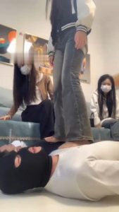 【精神小妹】3素人学生主-深夜裸足踩狗_绳艺库视频下载