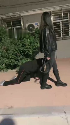 图片[2]_【桃幼幼】小区楼下长靴遛狗_绳艺库视频下载