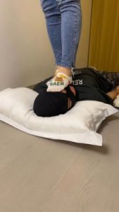 【子橘】原味白船袜全体重踩脸_绳艺库视频下载