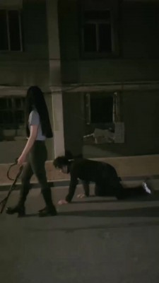 图片[9]_【桃幼幼】小区楼下长靴遛狗_绳艺库视频下载