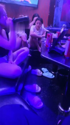 图片[9]_【古月安妮】群女王聚会-KTV裸足踩狗【双视角版】_绳艺库视频下载