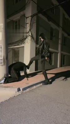 图片[7]_【桃幼幼】小区楼下长靴遛狗_绳艺库视频下载