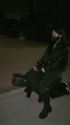 图片[5]_【桃幼幼】小区楼下长靴遛狗_绳艺库视频下载