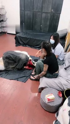 【女仆店S】3素人主VS母畜-强制舔/转胯耳光虐打_绳艺库视频下载