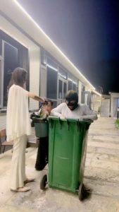 【沅芷大人】把狗囚禁在垃圾桶里_绳艺库视频下载