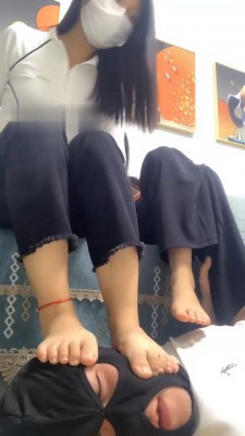 图片[2]_【精神小妹】群调-近距离裸足踩狗_绳艺库视频下载