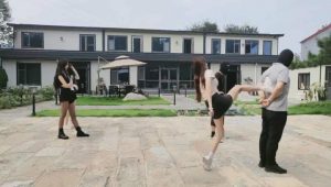 【沅芷大人】3S轮流飞踹狂踹双奴/全体重踩踏【双视角版】_绳艺库视频下载