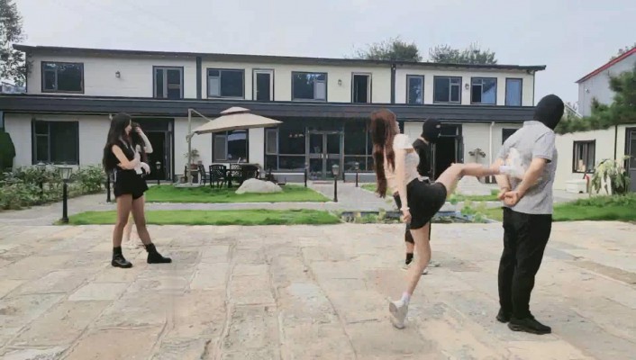 【沅芷大人】3S轮流飞踹狂踹双奴/全体重踩踏【双视角版】_绳艺库视频下载