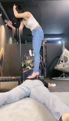 图片[5]_【冰诺】长靴高跟全体重踩地毯狗_绳艺库视频下载