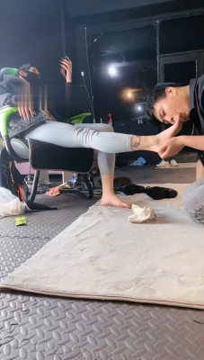 图片[5]_【冰诺】私人影院黑靴白袜虐脚垫【下】_绳艺库视频下载