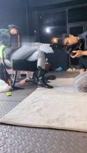 【冰诺】私人影院黑靴白袜虐脚垫【下】_绳艺库视频下载