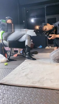 【冰诺】私人影院黑靴白袜虐脚垫【下】_绳艺库视频下载