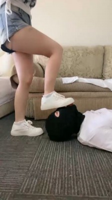 图片[2]_【金桔小主】艺校女神-小白鞋白袜辱/转胯/踩踏喂食_绳艺库视频下载