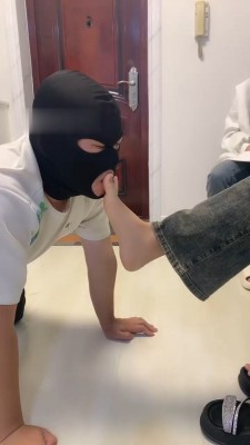 图片[12]_【精神小妹】3素人学生主-深夜裸足踩狗_绳艺库视频下载