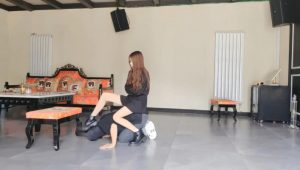 【苏西】马丁鞋虐废狗-踩踏/坐垫碾头/跺狗爪_绳艺库视频下载